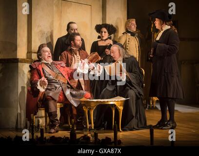 Attori prendere parte a una prova generale per opera del Nord più recente produzione Der Rosenkavalier all'Opera North Grand Theatre di Leeds. Foto Stock