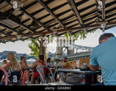 Riverside bar vicino al Ponte delle catene a Budapest. Foto Stock