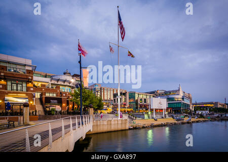 Pier e fabbricati al crepuscolo, lungo il fiume Potomac, in porto nazionale, Maryland. Foto Stock