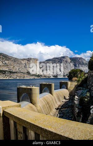 O'Shaughnessy diga trattiene Hetch Hetchy serbatoio sul fiume Tuolumne nel Parco Nazionale di Yosemite Foto Stock