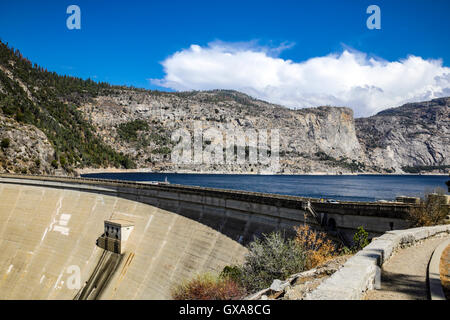 O'Shaughnessy diga trattiene Hetch Hetchy serbatoio sul fiume Tuolumne nel Parco Nazionale di Yosemite Foto Stock