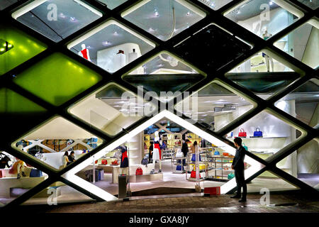 Giappone, isola di Honshu, Kanto, Tokyo, Omotesando district, Prada store. Foto Stock