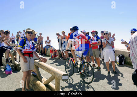 All'arrivo presso la cima del monte Ventoux ciclisti sono felice con le loro prestazioni Foto Stock