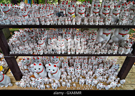 Giappone, isola di Honshu, Kanto, Tokyo, Maneki-Neko gatti a Gotoku-ji il santuario. Foto Stock