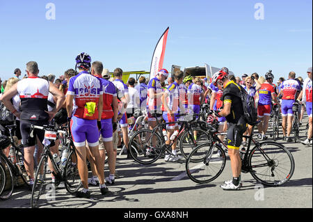 All'arrivo presso la cima del monte Ventoux ciclisti sono felice con le loro prestazioni Foto Stock