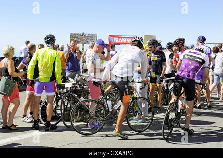 All'arrivo presso la cima del monte Ventoux ciclisti sono felice con le loro prestazioni Foto Stock