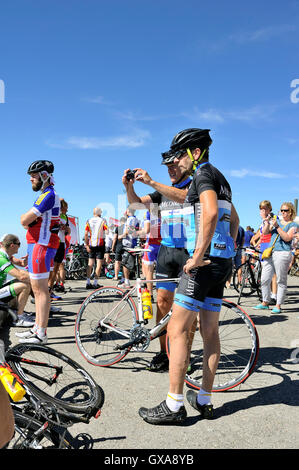 All'arrivo presso la cima del monte Ventoux ciclisti sono felice con le loro prestazioni Foto Stock