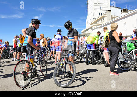 All'arrivo presso la cima del monte Ventoux ciclisti sono felice con le loro prestazioni Foto Stock