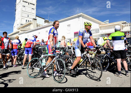 All'arrivo presso la cima del monte Ventoux ciclisti sono felice con le loro prestazioni Foto Stock