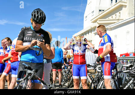 All'arrivo presso la cima del monte Ventoux ciclisti sono felice con le loro prestazioni Foto Stock