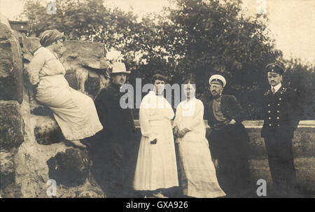 Vintage fotografia di gruppo di persone, Russia, verso la fine del XIX secolo e agli inizi del XX secolo. Popolo russo per una passeggiata in giardino Foto Stock