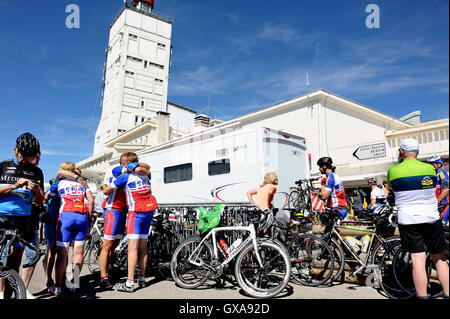 All'arrivo presso la cima del monte Ventoux ciclisti sono felice con le loro prestazioni Foto Stock