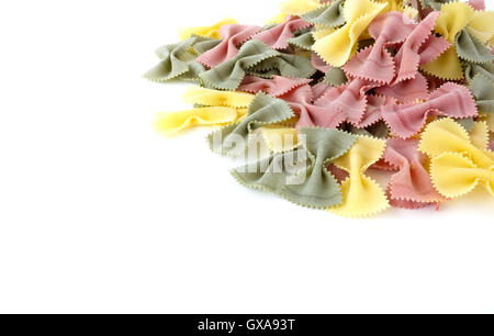 Mucchio di variopinte farfalle di pasta su sfondo bianco Foto Stock