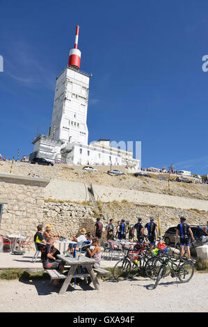 Bar ristorante alla sommità del Mont Ventoux a destra ai piedi della torre di antenne Foto Stock