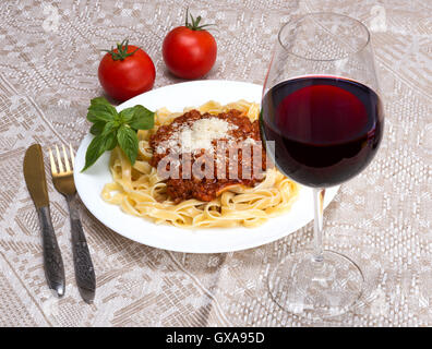 Tagliatelle e ragù alla Bolognese - tradizionale pasta italiana, servita con una carne a base di pomodoro originari da Bologna, Italia Foto Stock