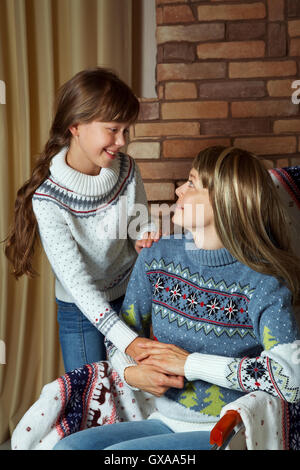 Ritratto di Madre e figlia in maglioni Foto Stock