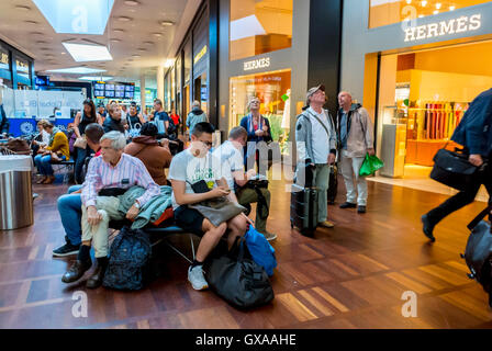 Copenaghen, Danimarca, folla di passeggeri in attesa all'interno di un corridoio affollato, interni, aeroporto di Copenaghen, negozi di lusso, Hermes, duty free Foto Stock