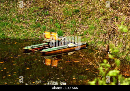 Catamarano sul lago in primavera Foto Stock