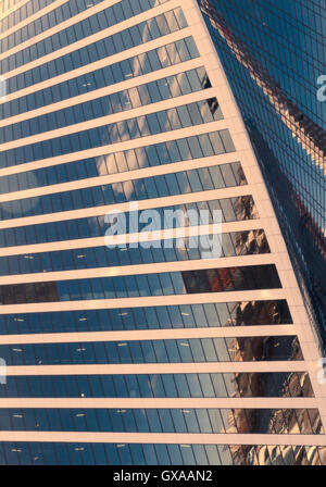 Contemporaneo concetto di architettura background: abstract moderno business facciata di edificio che rappresenta una parete di finestre di vetro r Foto Stock