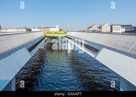 Nuova area pedonale e bicicletta Inderhavnsbroen ponte di collegamento di Kongens Nytorv e Christianshavn via Nyhavn a Copenaghen in Danimarca Foto Stock