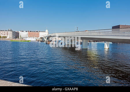 Nuova area pedonale e bicicletta Inderhavnsbroen ponte di collegamento di Kongens Nytorv e Christianshavn via Nyhavn a Copenaghen in Danimarca Foto Stock