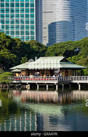 Giappone, isola di Honshu, Kanto, Tokyo, la casa del tè a Hama-Rikyu giardini. Foto Stock