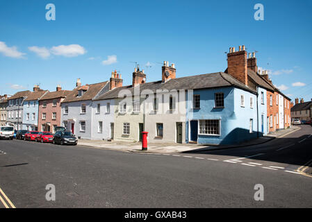 Devizes Wiltshire, Inghilterra UK - Vecchie case a schiera in inglese questa storica città mercato Long Street Foto Stock