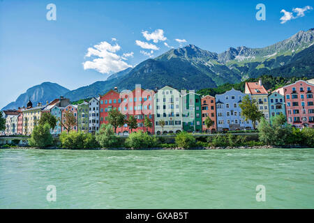 Innsbruck, capitale del Tirolo, Austria. facciata di edificio con il fiume Inn nella parte anteriore e sulle alpi montagne dietro. Foto Stock