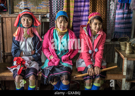 Tre donne del Kayan Lahwi tribù indossando il tradizionale anelli metallici sul loro collo Foto Stock