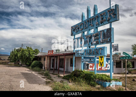 Abbandonato il Motel di frontiera, Cafe e vintage segno al neon sulla storica Route 66 nella contea di Mohave, Arizona Foto Stock