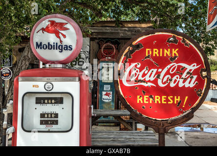 Retro della pompa a gas e un arrugginito coca-cola segno sulla storica Route 66 in Arizona Foto Stock