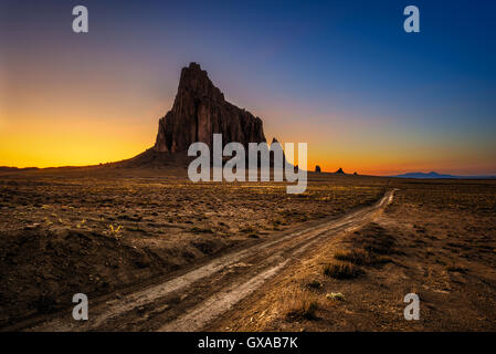 Il tramonto sopra Shiprock nel Nuovo Messico Foto Stock