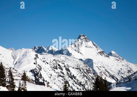 Picco di montagna che si eleva al di sopra di una delle valli sopra Lech am Arlberg Austria Foto Stock