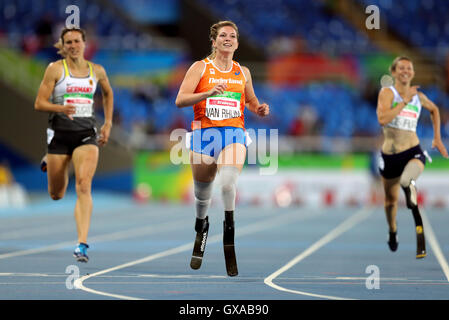 Paesi Bassi" Marlou van Rhijn celebra l'oro in Donne 200m - T44 Final durante l'ottavo giorno del 2016 Rio Giochi Paralimpici di Rio de Janeiro in Brasile. Foto Stock