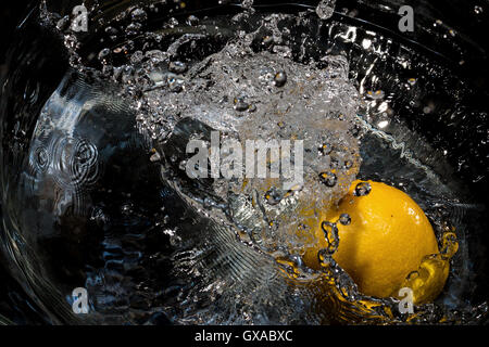 Il limone è caduto in acqua e prelevato lo spray Foto Stock