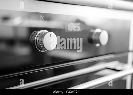 Round regolatore elettrico di potenza fornello da cucina in bianco e nero Foto Stock