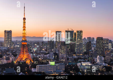 La Tokyo Tower e il Roppongi Hills, Minato-Ku,Tokyo Giappone Foto Stock