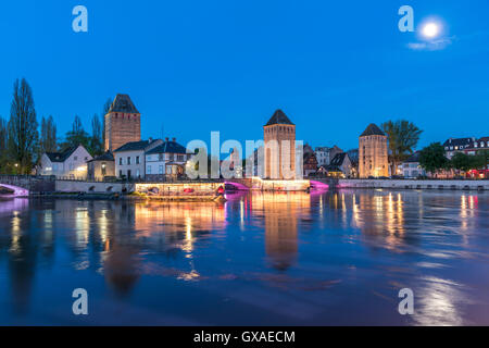 Die Tuerme der Gedeckten Bruecken Ponts Couverts an der Ill in Strassburg bei Nacht, Elsass, Frankreich | torri di medie Foto Stock