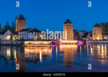 Die Tuerme der Gedeckten Bruecken Ponts Couverts an der Ill in Strassburg bei Nacht, Elsass, Frankreich | torri di medie Foto Stock