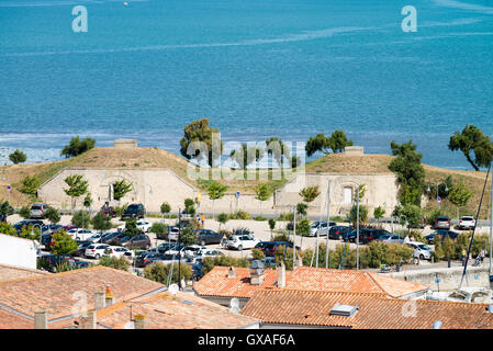 Vista su case e la porta a Saint-Martin-de-Ré sull'isola Ile de Ré, Charente-Maritime, Poitou Charentes, Francia Foto Stock