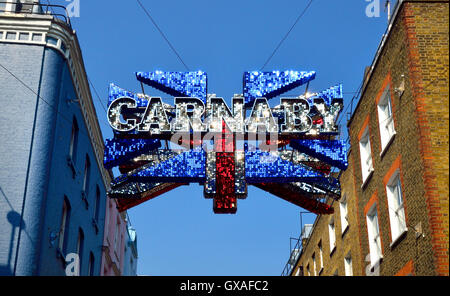 Londra, Inghilterra, Regno Unito. Carnaby Street 3D segno nella forma di una frizzante Union Jack flag Foto Stock