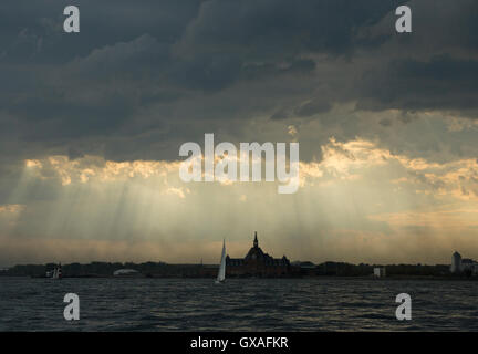 Verso il tramonto, una tempesta si stava avvicinando da nord e da est oltre il Fiume Hudson guardando verso il New Jersey da Manhattan. Foto Stock