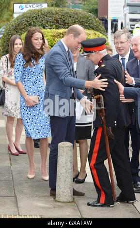 Il Duca di Cambridge viene in aiuto di Jonathan Douglas-Hughes, Vice Lord-Lieutenant di Essex quando ha preso un capovolgimento come era arrivato a steward Academy di Harlow, Essex, dove lui e sua moglie la Duchessa di Cambridge sono promuovere le loro teste insieme campagna, stanno scoprendo come i giovani stanno affrontando con la vita di pressioni. Foto Stock