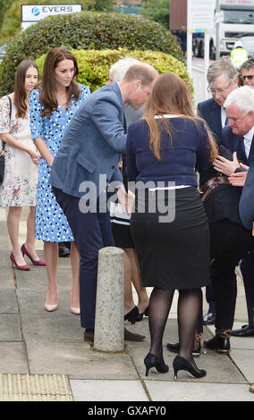 Il Duca di Cambridge viene in aiuto di Jonathan Douglas-Hughes, Vice Lord-Lieutenant di Essex quando ha preso un capovolgimento come era arrivato a steward Academy di Harlow, Essex, dove lui e sua moglie la Duchessa di Cambridge sono promuovere le loro teste insieme campagna, stanno scoprendo come i giovani stanno affrontando con la vita di pressioni. Foto Stock