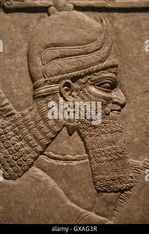 Rilievo con avvolto genius. Ix secolo A.C. Neo-Assyrian. Regno di Ashurnasirpal. Nimrud (antica Kalhu). Mesopotamia settentrionale. Foto Stock