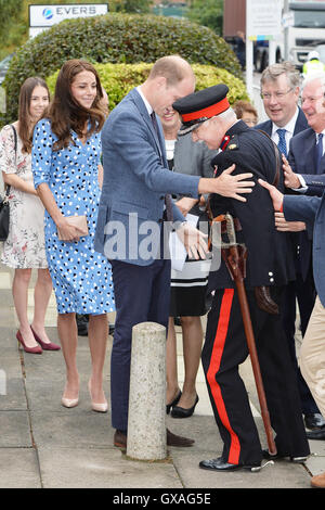 Il Duca di Cambridge viene in aiuto di Jonathan Douglas-Hughes, Vice Lord-Lieutenant di Essex quando ha preso un capovolgimento come era arrivato a steward Academy di Harlow, Essex, dove lui e sua moglie la Duchessa di Cambridge sono promuovere le loro teste insieme campagna, stanno scoprendo come i giovani stanno affrontando con la vita di pressioni. Foto Stock