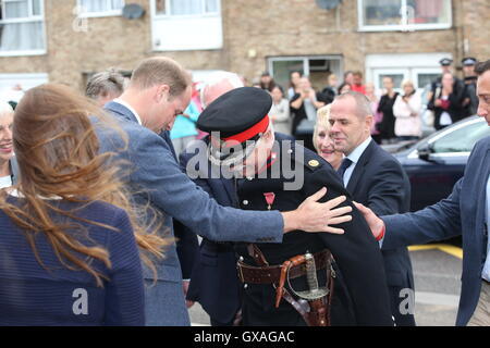 Il Duca di Cambridge viene in aiuto di Jonathan Douglas-Hughes, Vice Lord-Lieutenant di Essex quando ha preso un capovolgimento come era arrivato a steward Academy di Harlow, Essex, dove lui e sua moglie la Duchessa di Cambridge sono promuovere le loro teste insieme campagna, stanno scoprendo come i giovani stanno affrontando con la vita di pressioni. Foto Stock