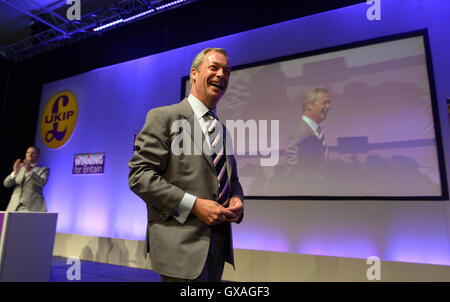 Nigel Farage risolve il Ukip partito della conferenza annuale a Bournemouth, come egli ha insistito sul fatto che egli sosterrà "chiunque il prossimo leader dell' UKIP è come il partito pronti a svelare il suo successore. Foto Stock