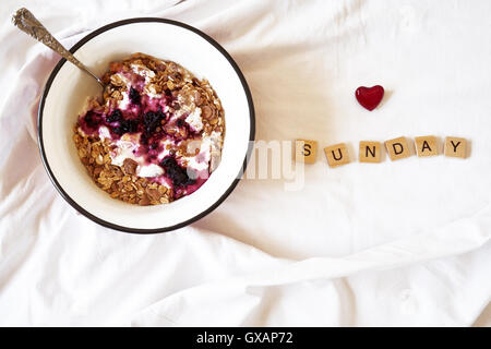 La prima colazione a letto in legno e ortografia lettere amore domenica Foto Stock
