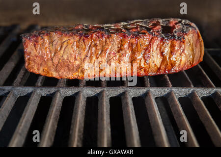 Londra cuocere tagliata di manzo bistecca su un barbecue per la cottura Foto Stock